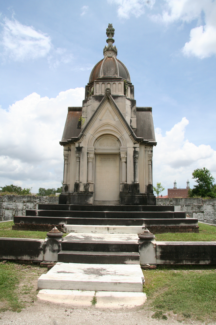 Das monumentale Slark-Mausoleum/The Monumental Slark Mausoleum
